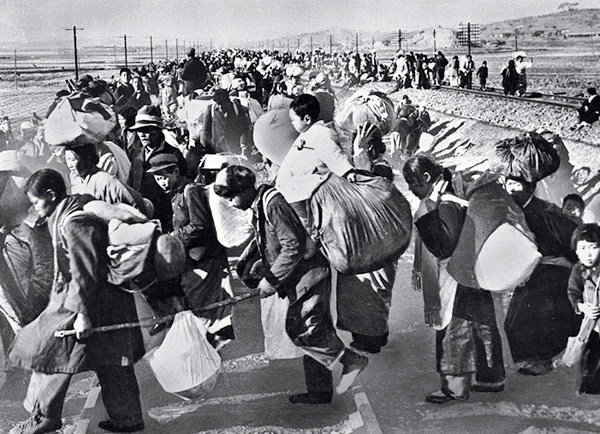 (1950년 6월 25일 한국전쟁이 일어나고 많은 사람이 피난길에 나섰다. 사진 출처=위키피디아)